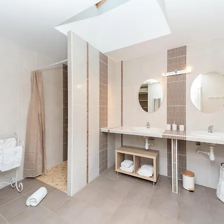 Holiday home Maison Chelona Peinte Par Chelona'loc