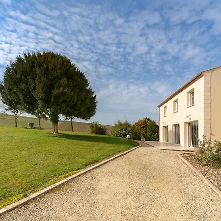 Holiday home Maison Chelona Peinte Par Chelona'loc