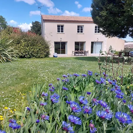 Holiday home Maison Chelona Peinte Par Chelona'loc Saint-Ciers-du-Taillon